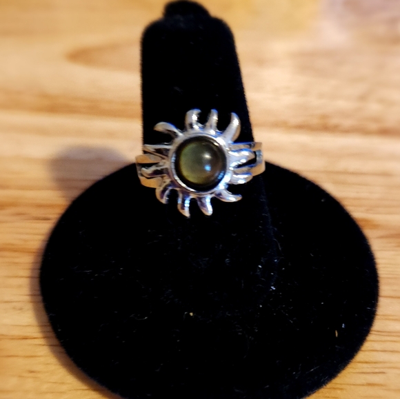 Star type Mood Ring 💍 ✨️ - Picture 1 of 6
